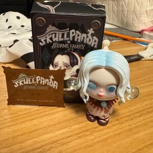 Skullpanda Addams Family Figurine Granny